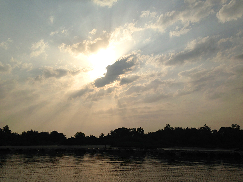 soleil à travers les nuages